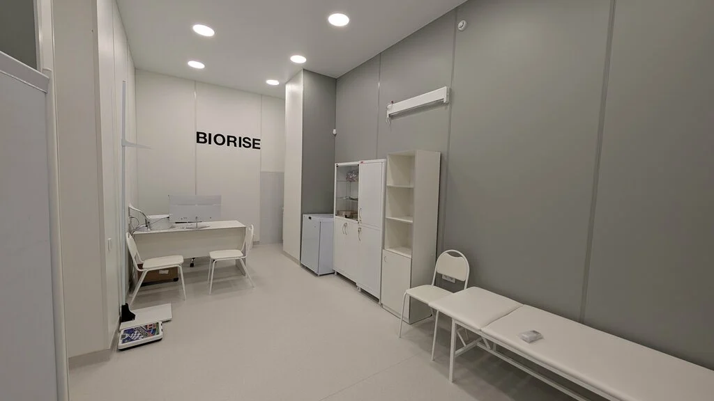 Кабинет клиники BIORISE на Дыбенко с кушеткой и рабочим местом врача